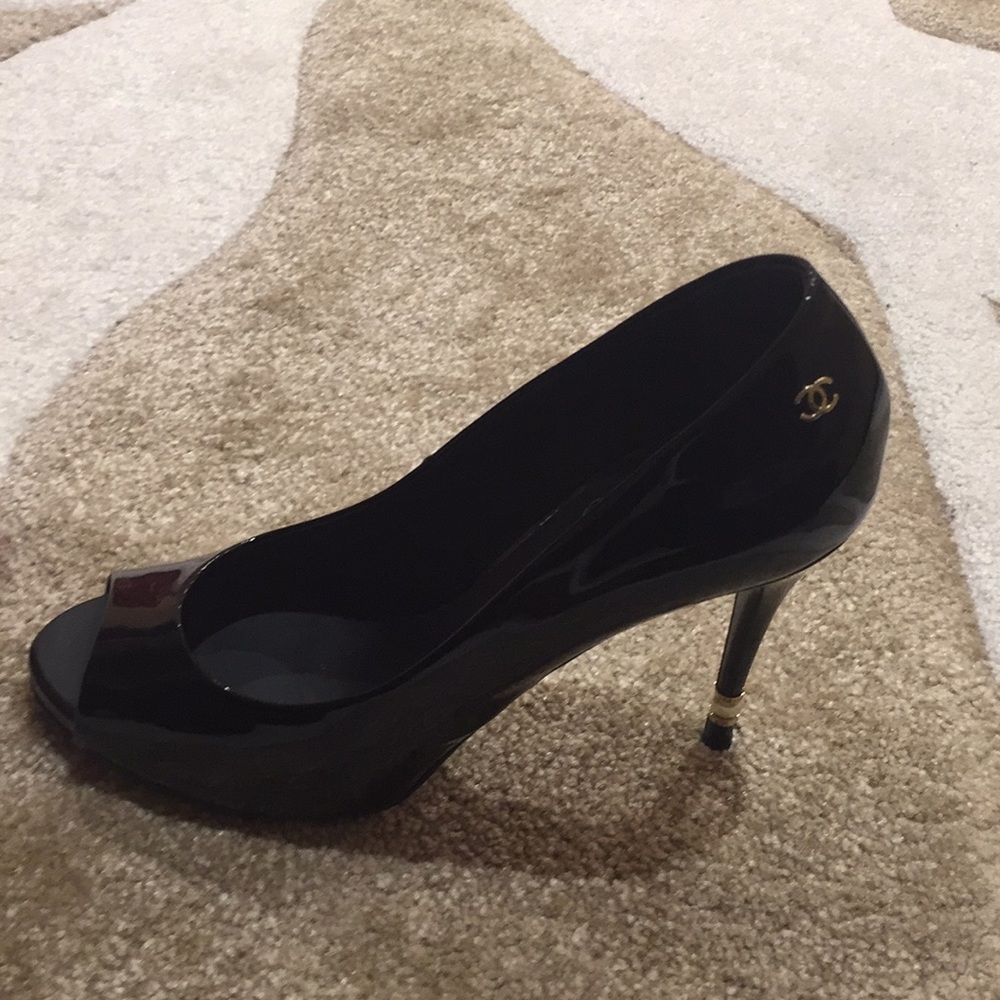 black with pearl chanel heels - Picture 5 of 8
